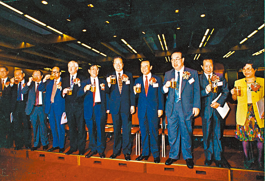 ◆ 1993年青島啤酒成為首家在香港上市的H股公司，並以啤酒慶祝。網上圖片