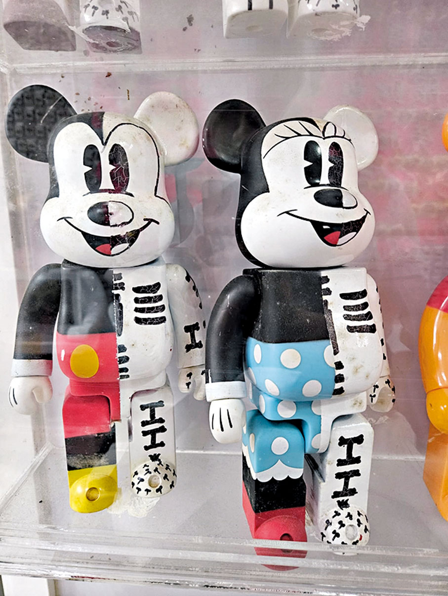 ◆跌打館收藏代表跌打的公仔，隻隻都是親手畫的，一半骷髏骨，一半卡通。