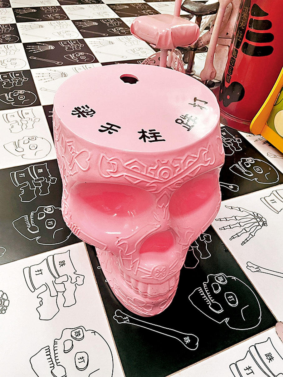 ◆畫上骨骼圖案的椅子