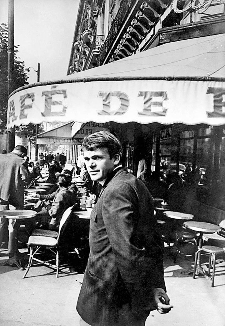 ◆1975年，米蘭·昆德拉走過巴黎的一間咖啡廳。 法新社