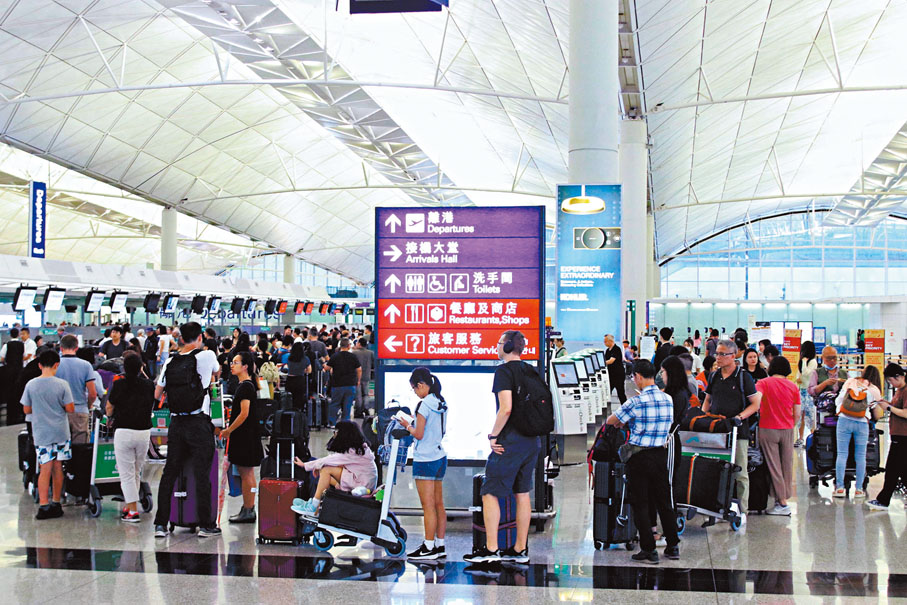◆颱風「泰利」襲港,機場一度出現逼爆情況。香港文匯報記者北山彥 攝
