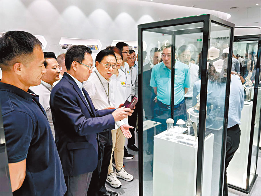 ◆立法會議員參觀生物醫藥港展覽館。 Fb圖片