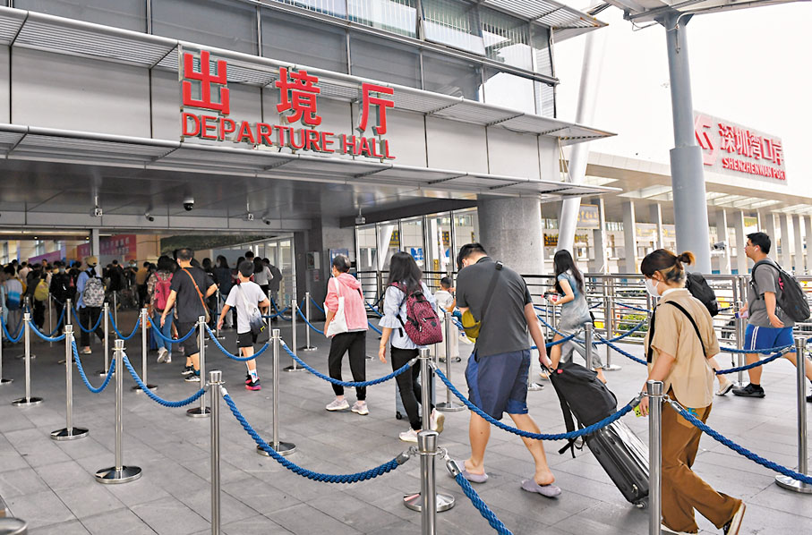 ◆保安局指需要時與內地協商延長深圳灣通關時間。圖為深圳灣口岸深圳方一側的出境廳。 資料圖片