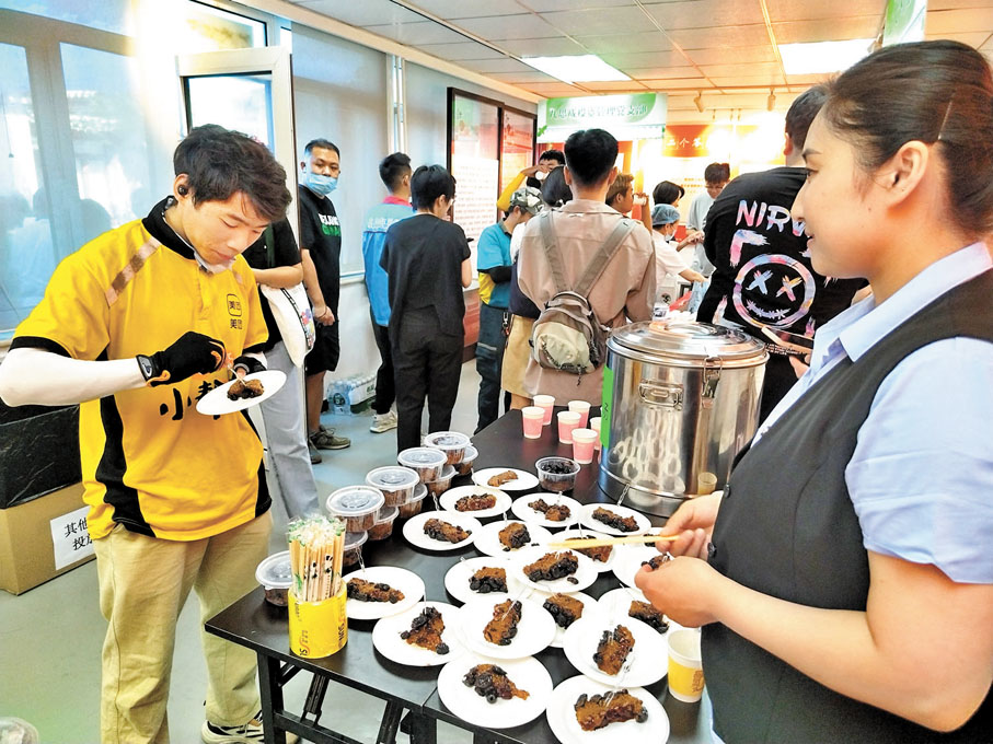 ◆騎士們現場品嘗美食。香港文匯報記者馬曉芳  攝