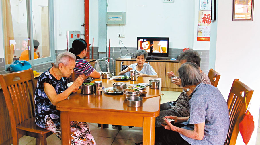 ◆ 廣東一家養老機構內，一群老人在吃飯。 資料圖片