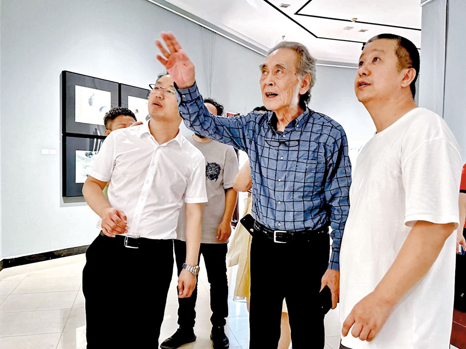 ◆在展出現場，郭莽園為到場嘉賓介紹作品情況。  