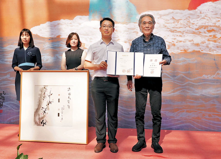 ◆郭莽園向齊白石紀念館贈畫。 