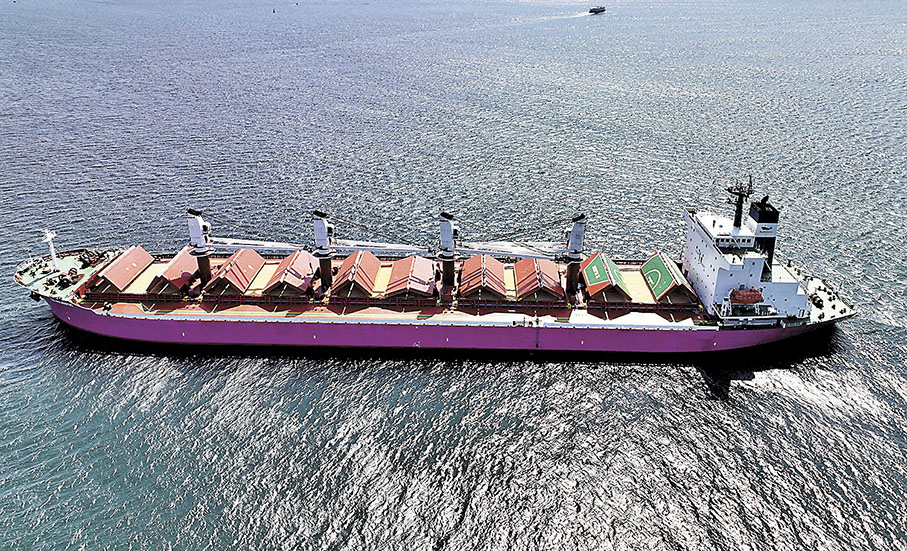 ◆一艘負責在黑海運載糧食的貨船，正在土耳其博斯普魯斯海峽候命。 路透社