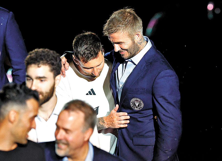 ◆碧咸做美斯「老闆」的夢想成真，兩位傳奇球員識英雄重英雄。  路透社