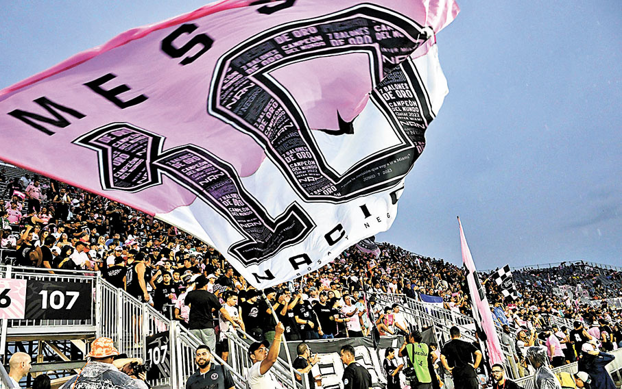 ◆當天下起大雨，但球迷為親睹偶像風采，現場座無虛席。  法新社