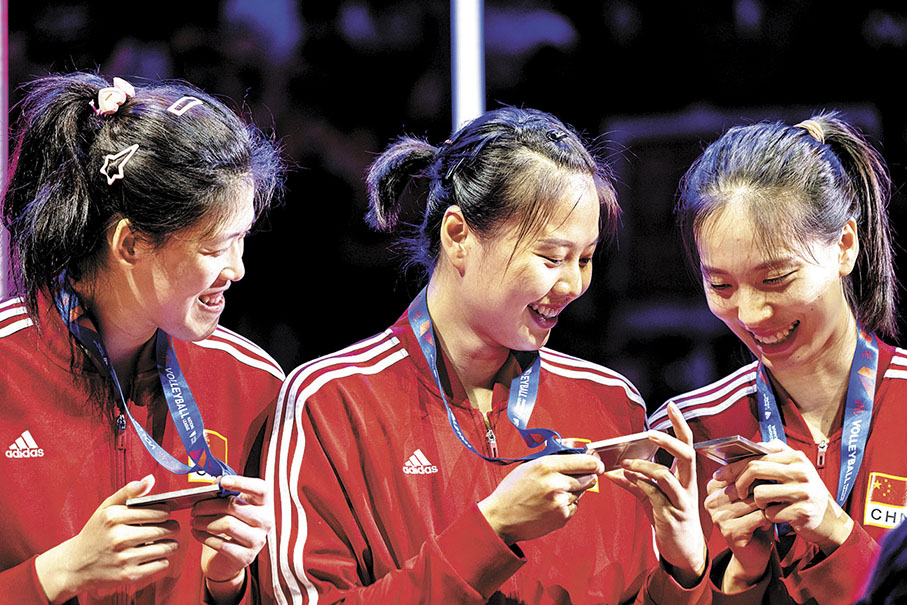 ◆中國隊球員龔翔宇（中）與隊友一起端詳獎牌。 新華社