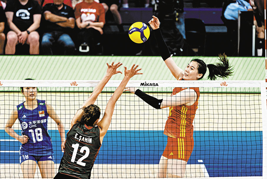 ◆ 中國隊球員王雲蕗（右）在比賽中吊球。