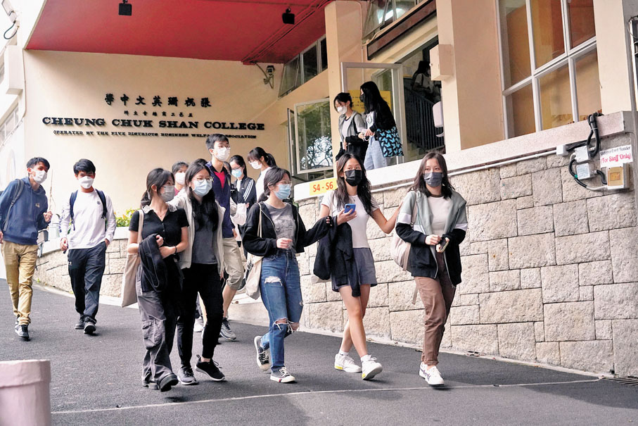 ◆今屆有48,762名考生應試，符合升讀8大資助學位課程最低門檻的共有17,777人。圖為考生離開試場。 資料圖片