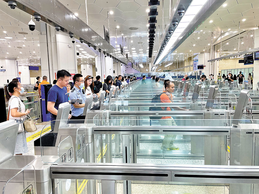 ◆珠海橫琴口岸旅客經「合作查驗、一次放行」快捷通道有序出境。香港文匯報廣東珠海傳真