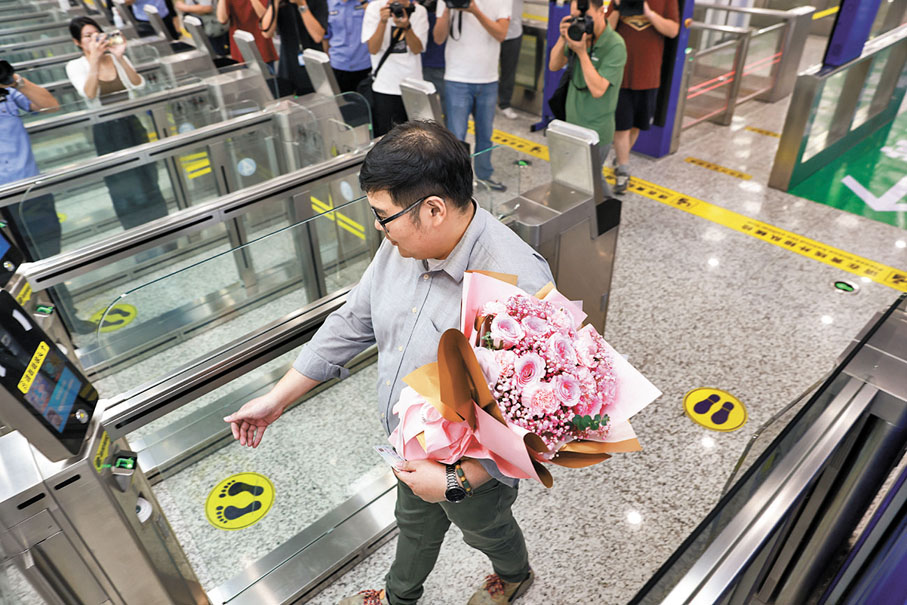 ◆首位旅客經橫琴口岸「常旅客通道」「合作查驗、一次放行」出境。香港文匯報廣東珠海傳真