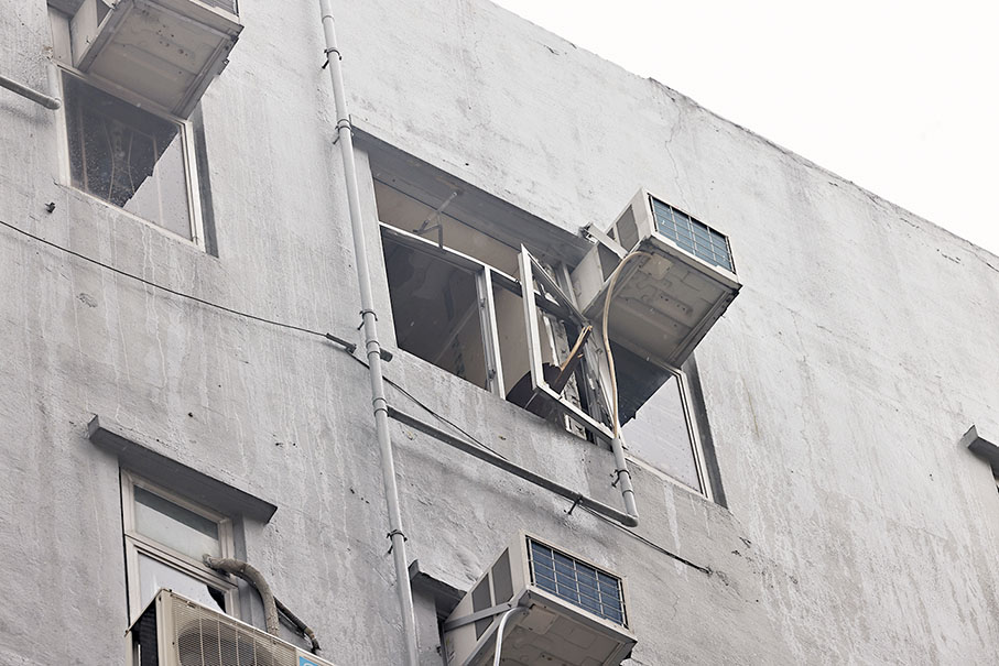 ◆現場所見，電熱水爐爆炸導致單位窗戶玻璃碎裂及窗框變形。 香港文匯報記者鄧偉明 攝