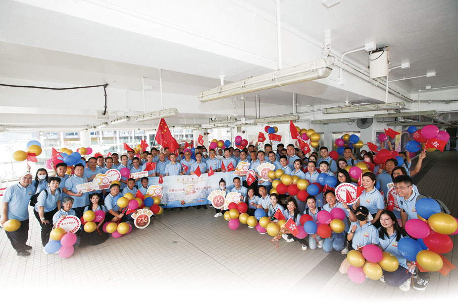 ◆ 香港工商總會於7月16日舉辦天星小輪免費乘搭日活動，讓市民可於當日免費乘搭小輪來往尖沙咀及中環航線，圖為該會成員大合照。