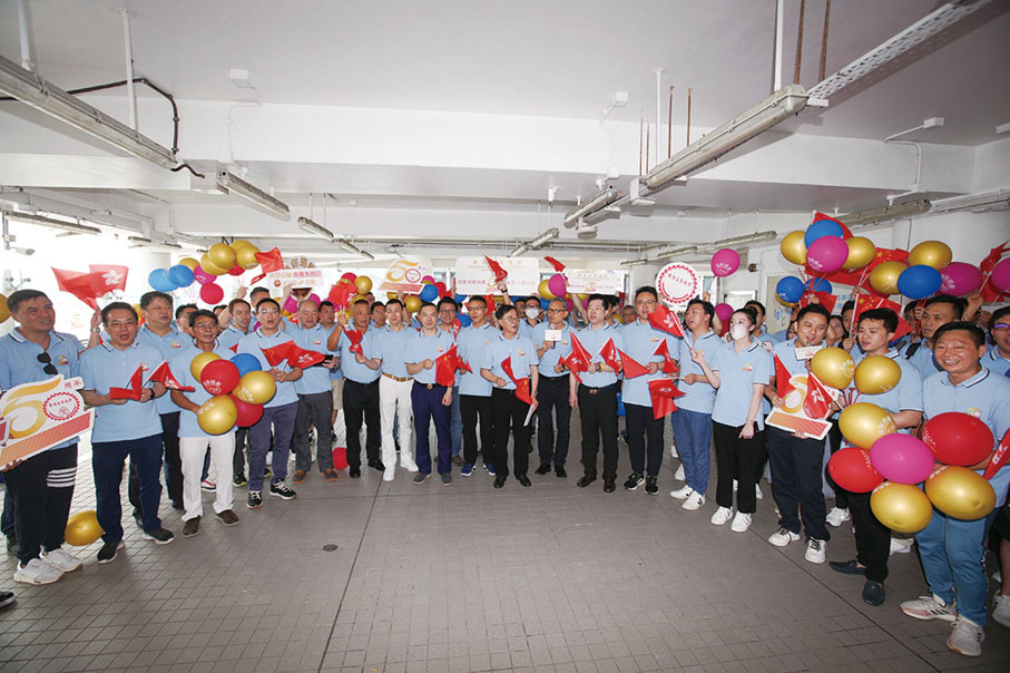 ◆ 現場嘉賓齊唱《歌唱祖國》。