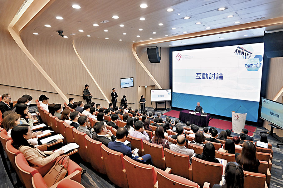 ◆公務員事務局公務員學院與北京大學港澳研究院合辦全新的「一國兩制」及當代中國深入研習課程昨日在港開課。