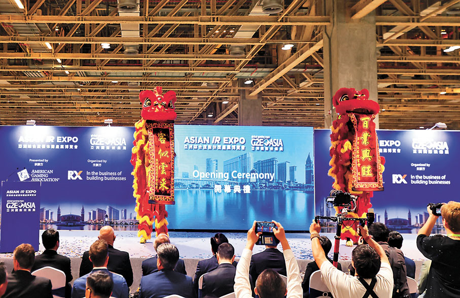 ◆開幕儀式上的舞獅表演彰顯傳統文化特色。 中通社