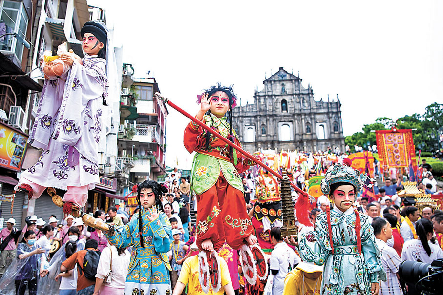 ◆澳門致力打造藝術旅遊目的地。圖為7月4日澳門大三巴舉行慶祝哪吒太子寶誕系列活動，吸引眾多市民及遊客觀賞。 新華社