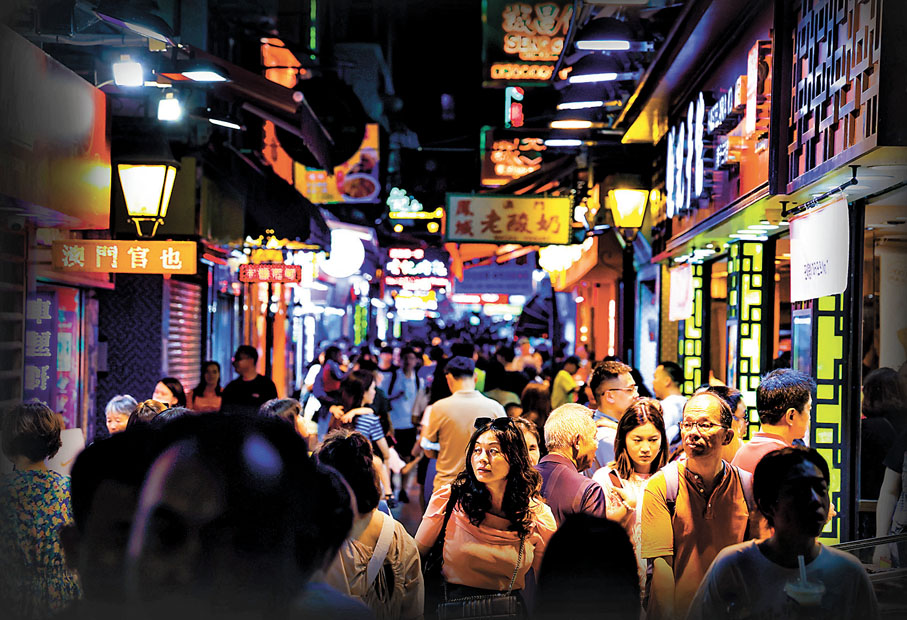 ◆文綺華在出席活動後表示，初步統計今年上半年澳門入境旅客有1,160萬人次。圖為澳門官也街遊人如織。 中通社