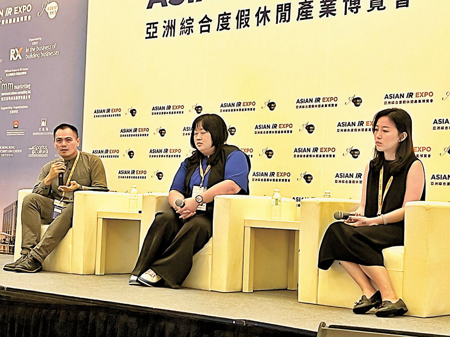 ◆《電笠》總編輯張嘉榮（左）主持「打造藝術旅遊目的地」會談。