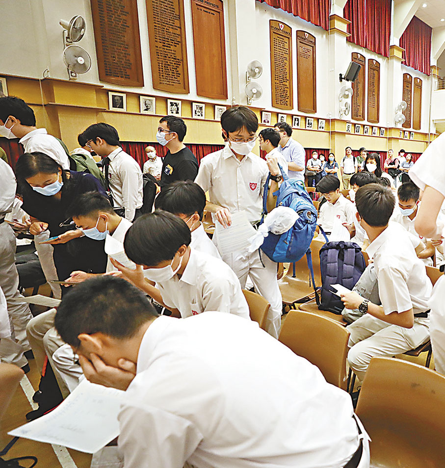 ◆近5萬名考生昨日迎接香港中學文憑試（DSE）放榜，有考生取得不俗成績而感興奮。 香港文匯報記者萬霜靈  攝