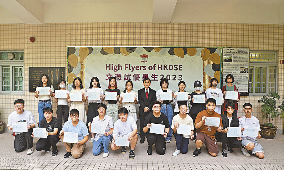 ◆福建中學在昨日放榜誕生一名5科5**的「探花」，亦有多人考獲2至4科5**。