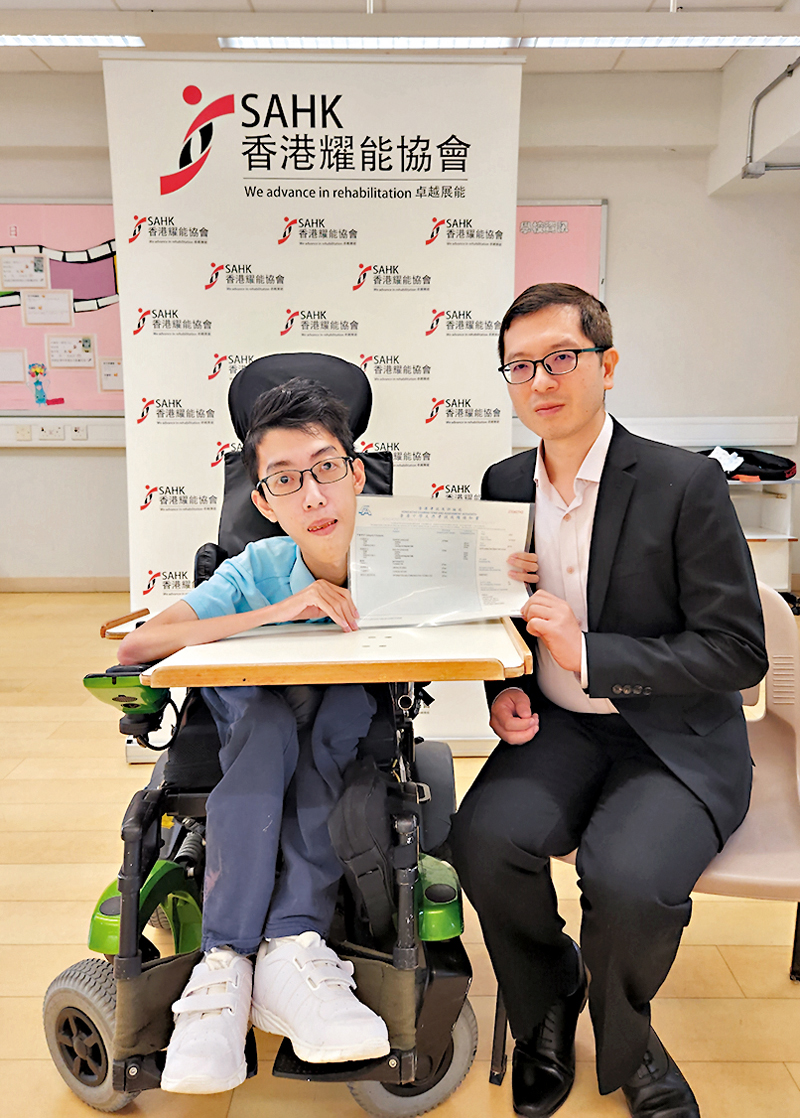 ◆林凱涵（左）香港耀能協會賽馬會田綺玲學校校長孫友民合照。