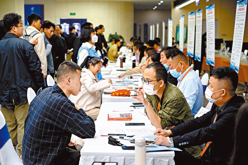 ◆ 求職者早前在山西省重點民營企業專場招聘會與用人單位進行溝通。 資料圖片