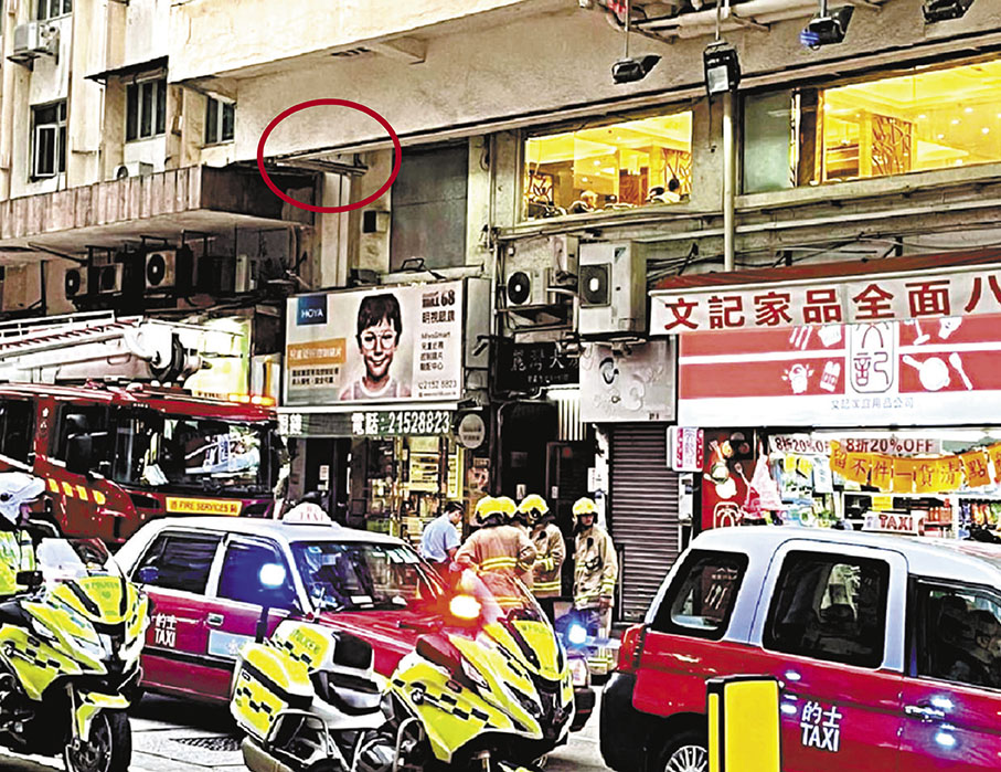 ◆西灣河一幢有58年樓齡的大廈昨有簷篷底石屎剝落（紅圈）擊傷途人。 網上圖片