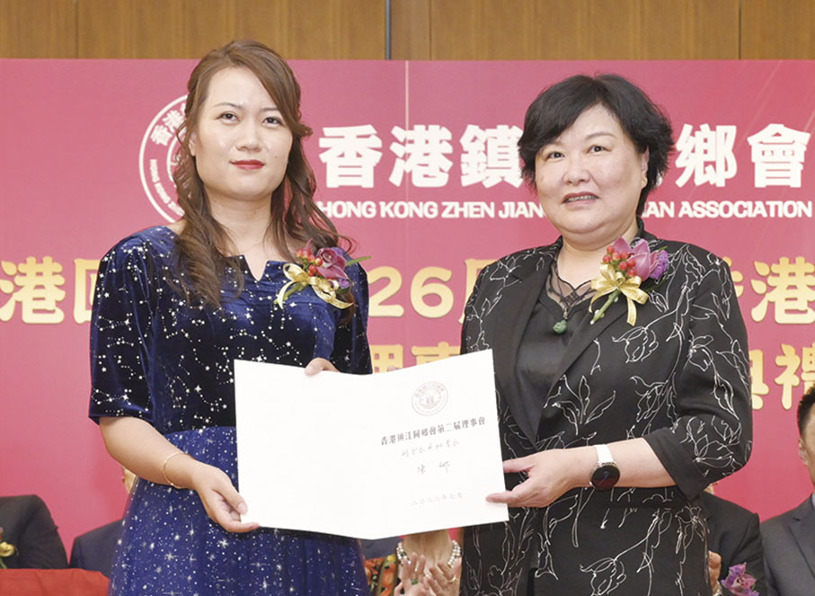 ◆ 張宜英為秘書長頒發委任狀（陳娜代表接受）。