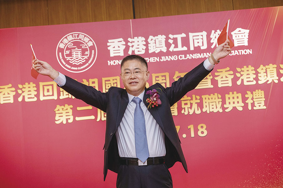 ◆ 在場嘉賓在會長吳永平帶領下唱響歌曲《歌唱祖國》。