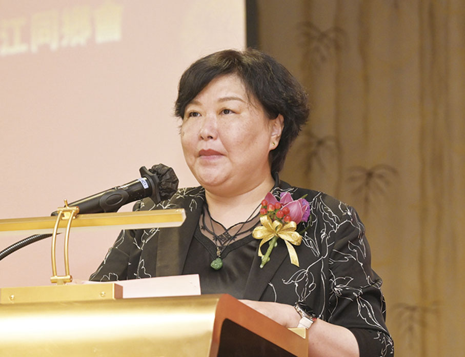 ◆ 張宜英宣讀鎮江同鄉會第二屆理事會架構人員名單。