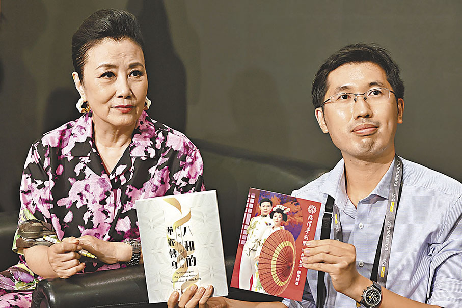 ◆阿姐與書迷合影。 