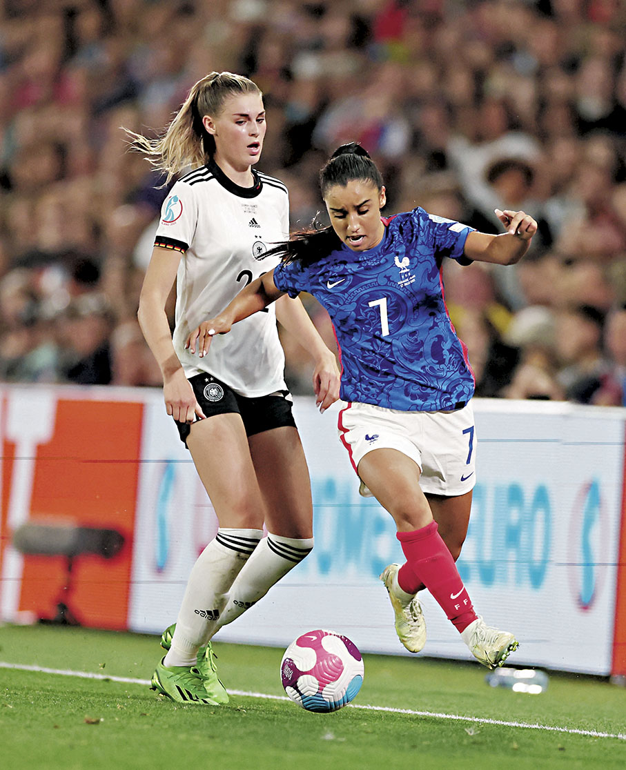 ◆ 德國中場祖莉白蘭特(左)有望再度同法國翼衛卡莎維展開比拚。  資料圖片