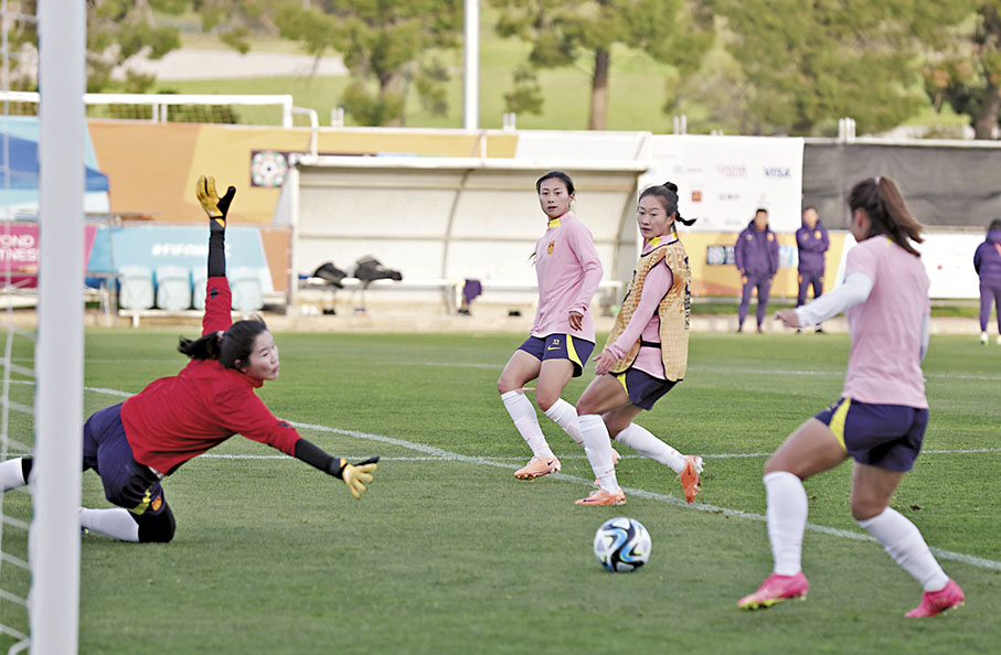 ◆中國女足積極作備戰。  新華社