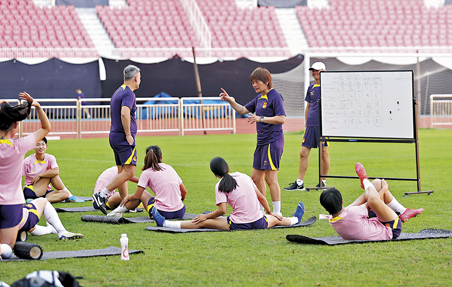 ◆水慶霞（右三）點評訓練情況。  新華社