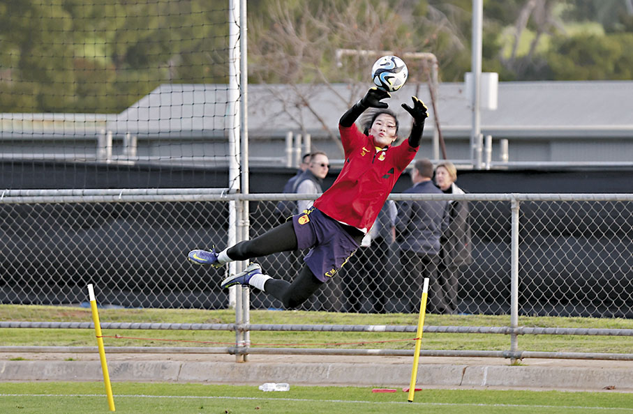 ◆守門員潘紅艷在訓練中。  新華社