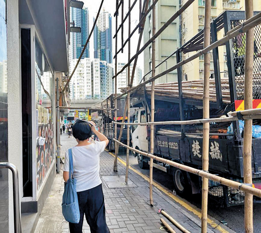 ◆麗灣住戶出入都怕「中頭獎」。