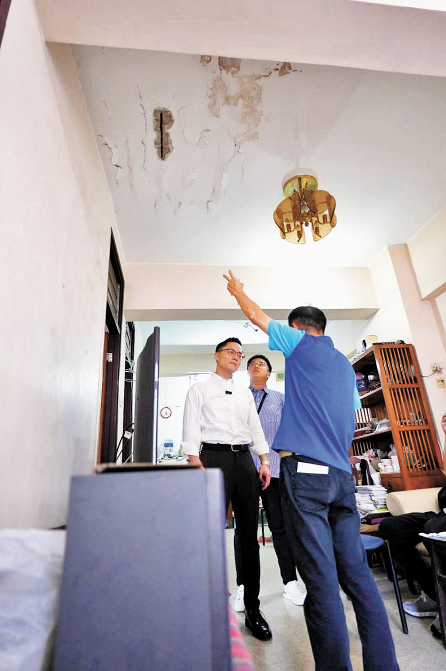 ◆梁熙（左一）昨日續到西灣河麗灣大廈跟進大廈情況。梁熙Fb圖片