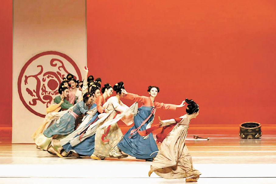 ◆從唐壁畫復原的仿唐舞蹈《門》展現了唐代女性精緻的妝容和華麗的衣着。