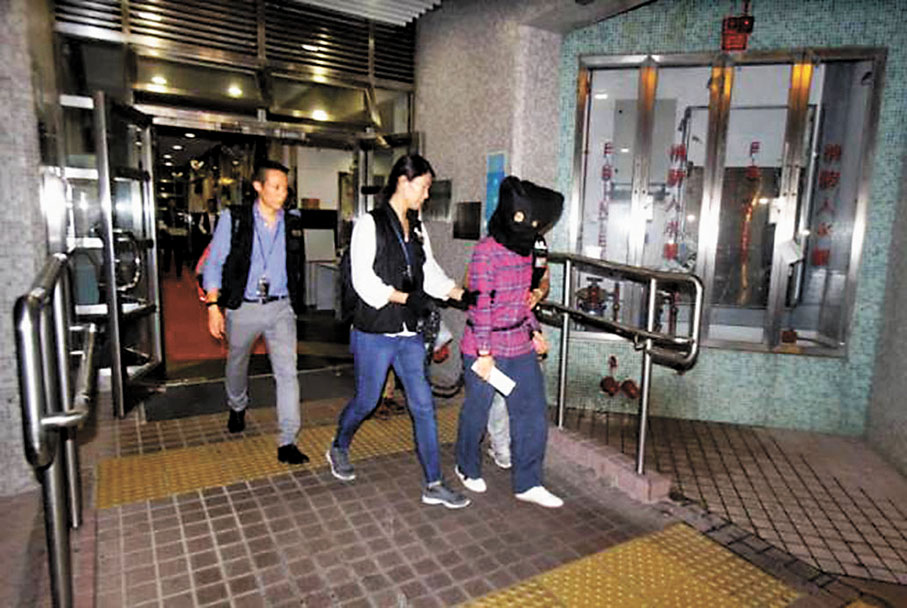 ◆女被告2018年開槍殺二姨和四舅父以及槍傷三姨和二舅父後，被捕押回寓所蒐證。資料圖片