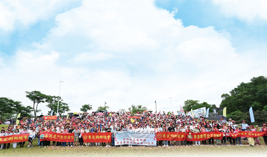 ◆ 東莞同鄉總會2023回鄉啖荔敘鄉情暨共慶香港回歸祖國26周年，在企石東清湖大合照。
