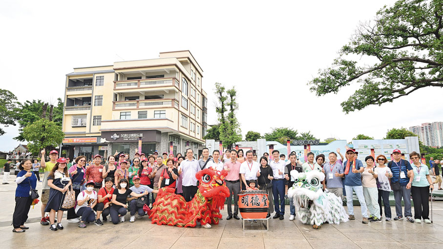 ◆ 東莞同鄉總會在塘尾古村落欣賞明德醒獅表演梅花樁合照。