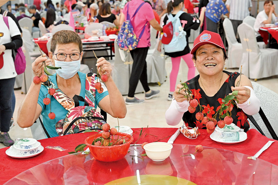 ◆ 鄉親們啖荔敘鄉情，充滿歡聲笑語。