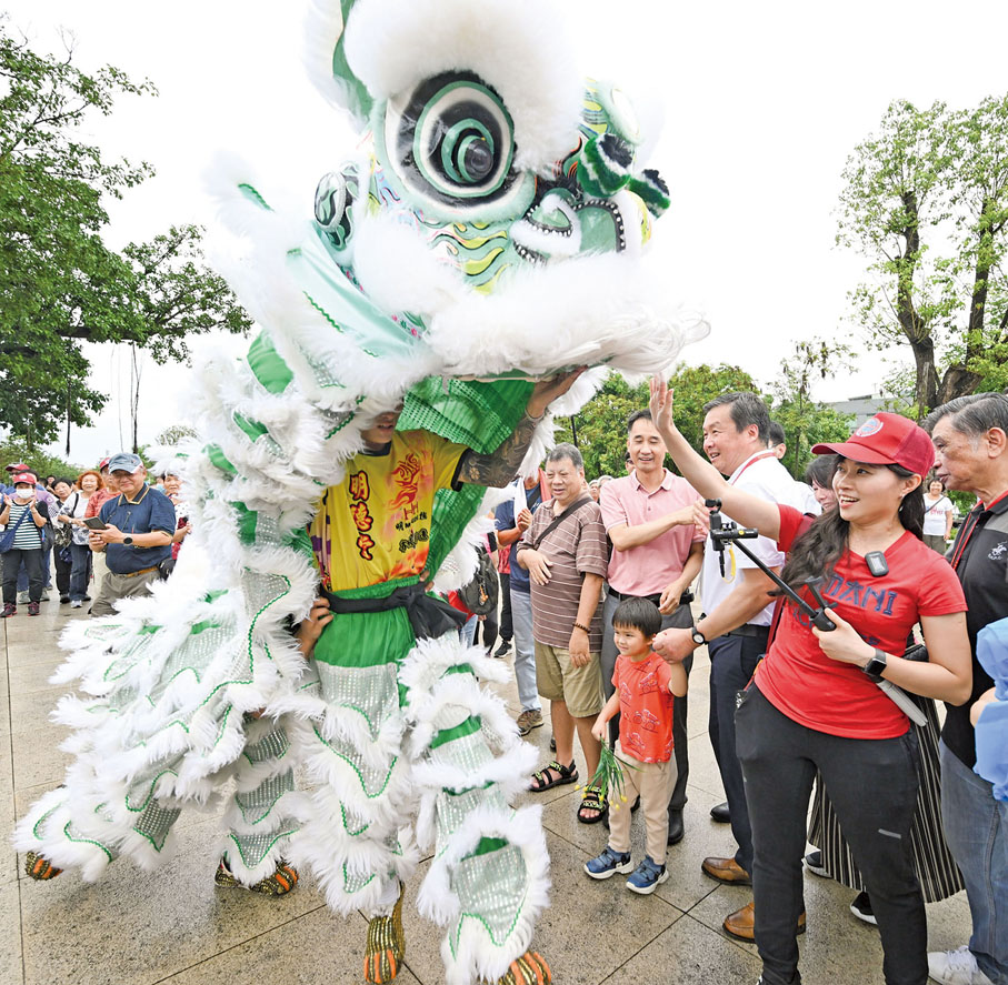 ◆ 陳穎欣與明德醒獅互動。