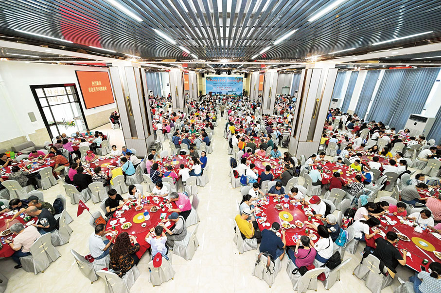 ◆ 逾千鄉親在企石村喜宴樓分兩層相聚一堂，共晉午餐，品嚐荔枝。