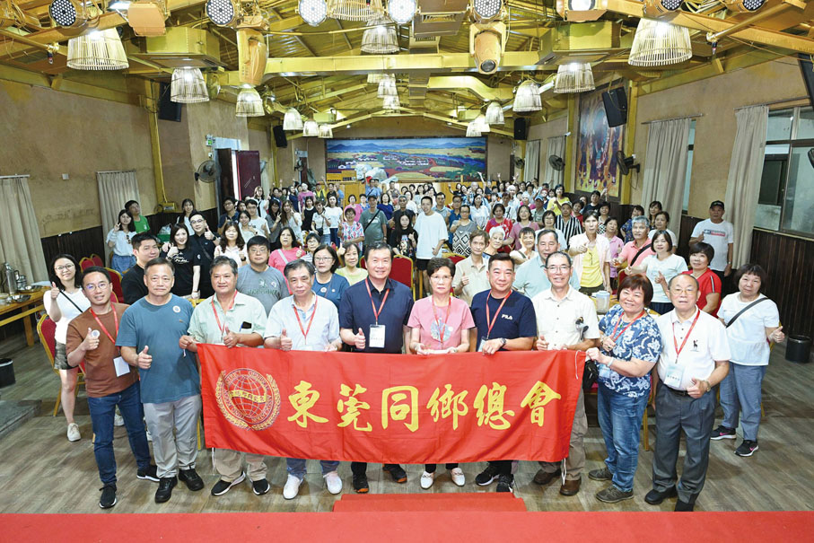◆ 東莞同鄉總會享用古法土窖雞滋味晚餐時合照。